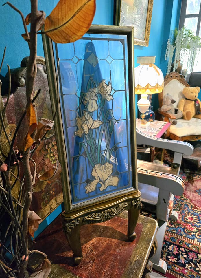 Vintage stained flower glass with french easel