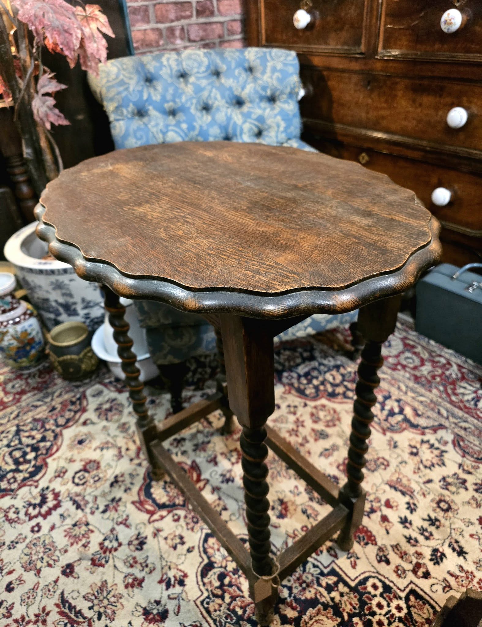 Antique English beautiful wooden Oak Barley Twist Scalloped Edge Accent Table