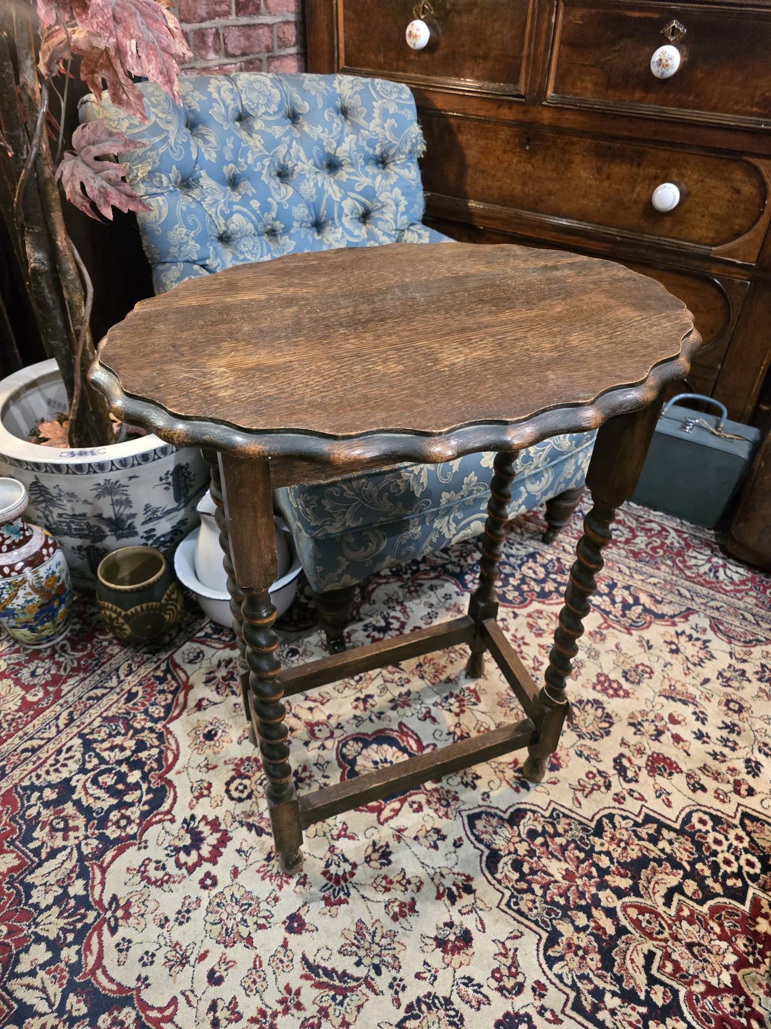 Antique English beautiful wooden Oak Barley Twist Scalloped Edge Accent Table