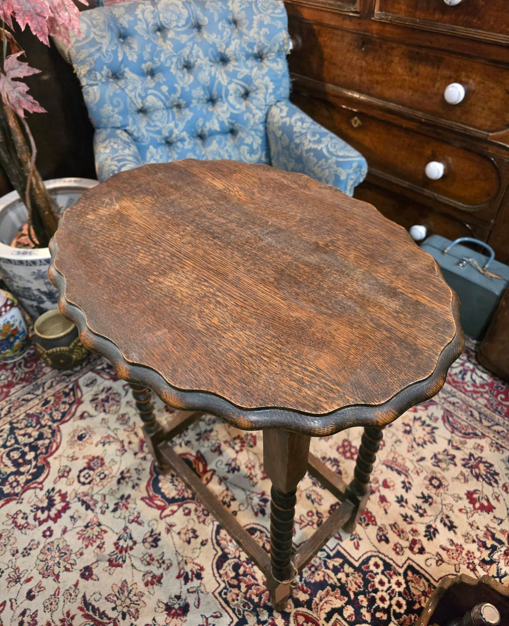 Antique English beautiful wooden Oak Barley Twist Scalloped Edge Accent Table