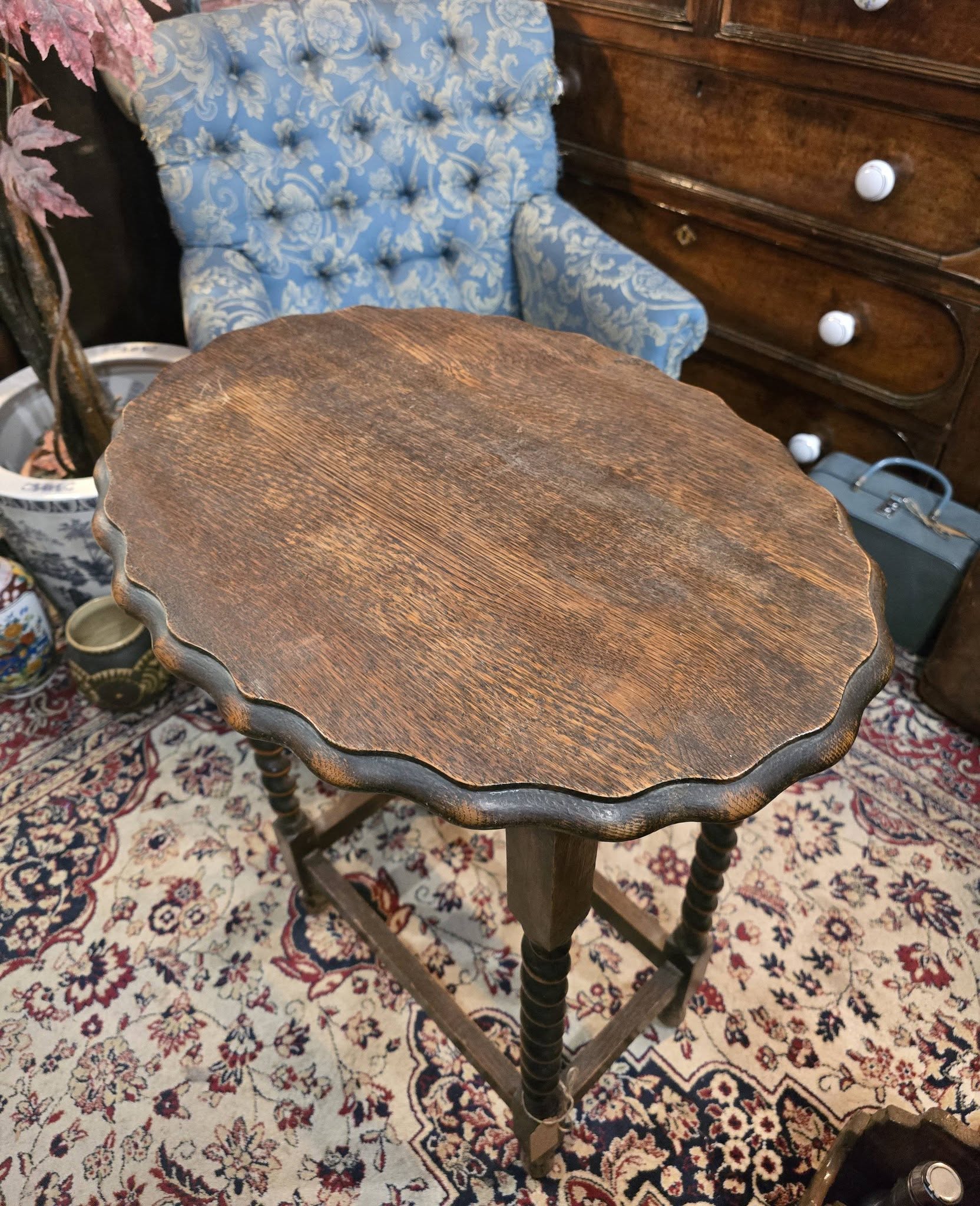 Antique English beautiful wooden Oak Barley Twist Scalloped Edge Accent Table