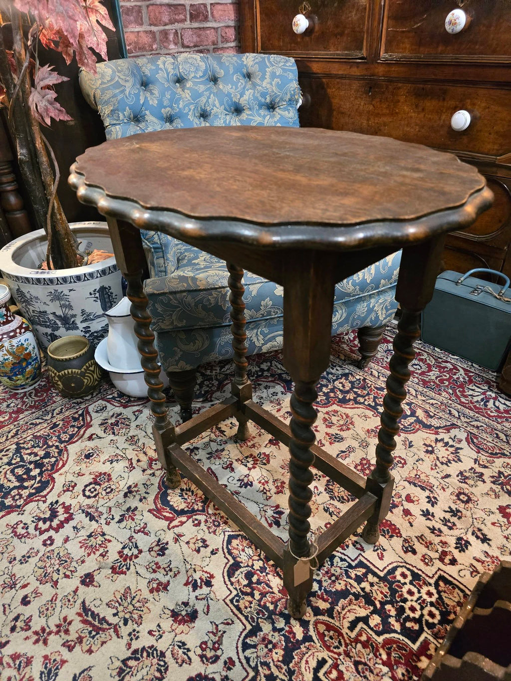 Antique English beautiful wooden Oak Barley Twist Scalloped Edge Accent Table