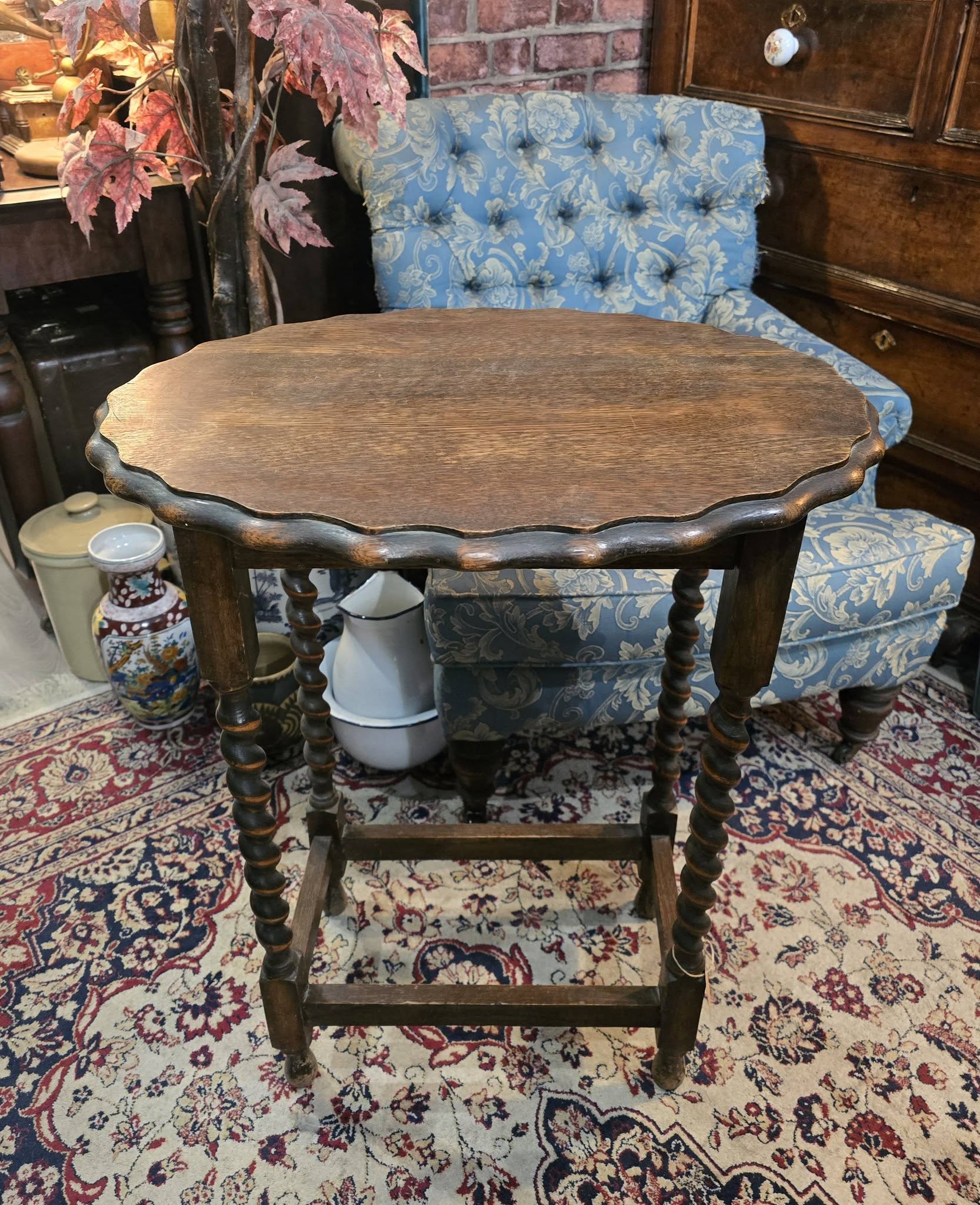 Antique English beautiful wooden Oak Barley Twist Scalloped Edge Accent Table