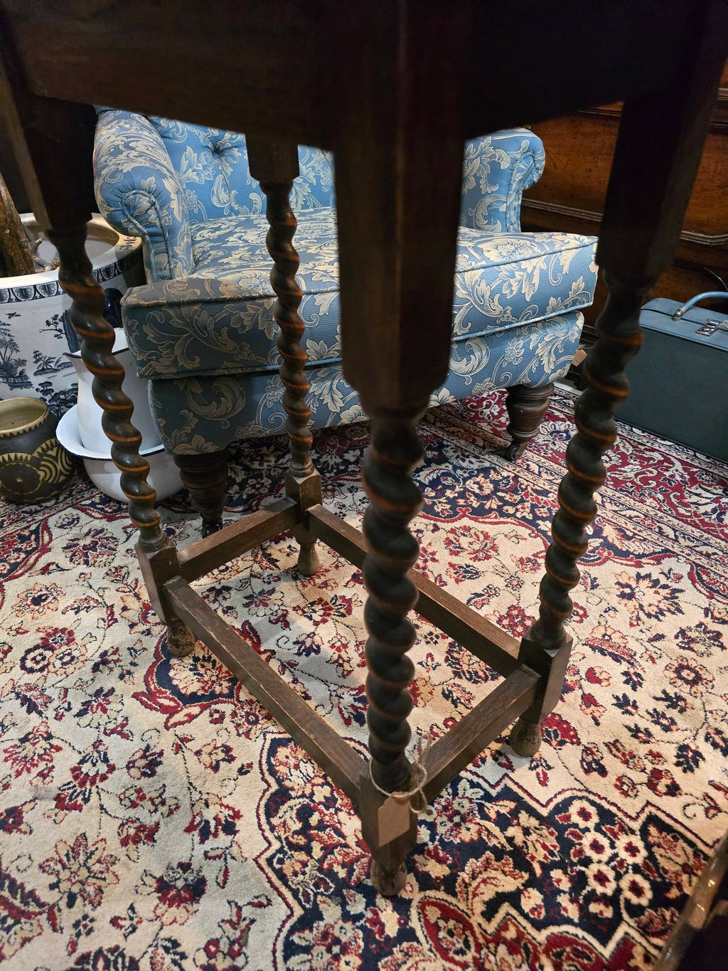 Antique English beautiful wooden Oak Barley Twist Scalloped Edge Accent Table