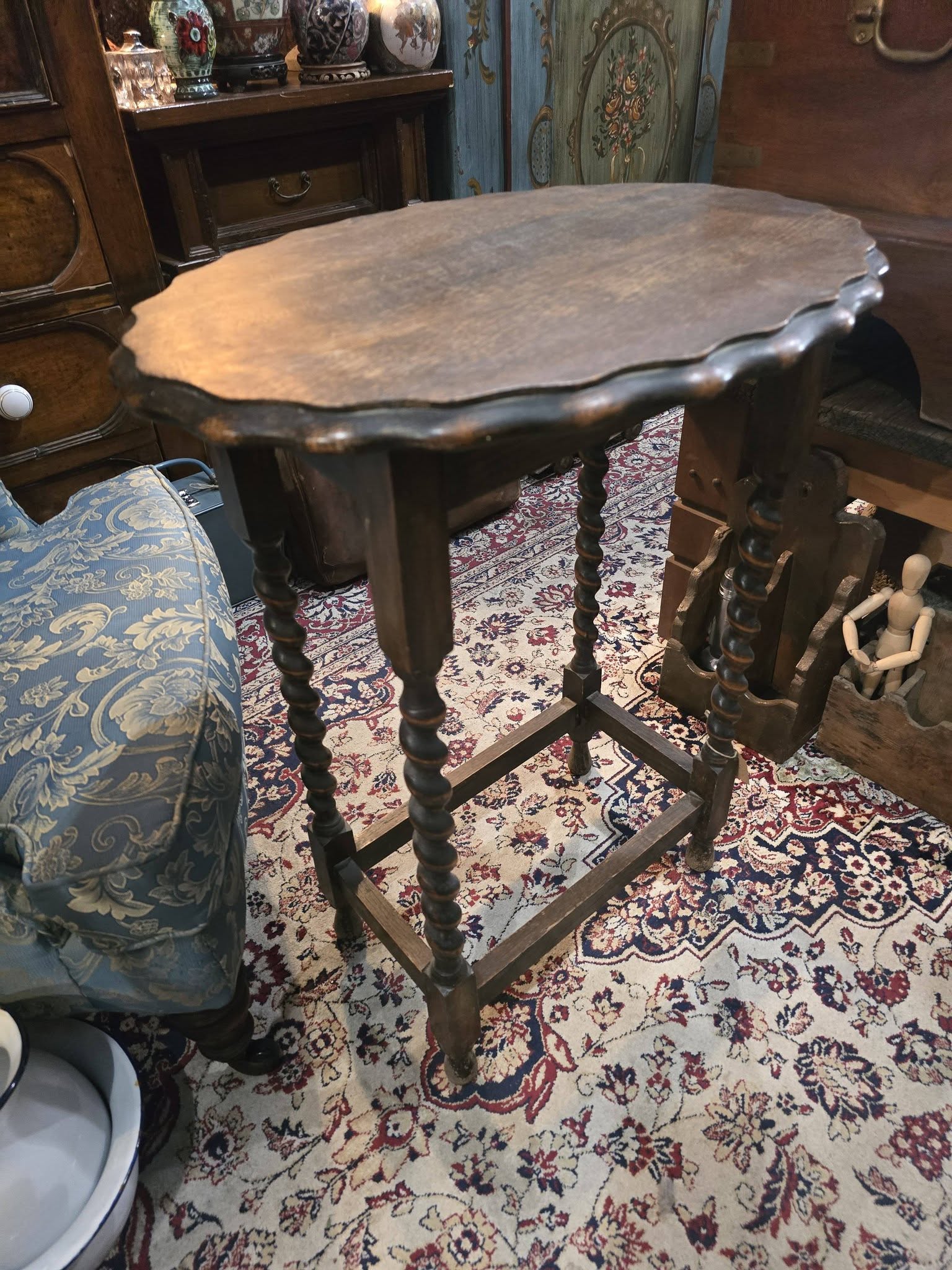 Antique English beautiful wooden Oak Barley Twist Scalloped Edge Accent Table