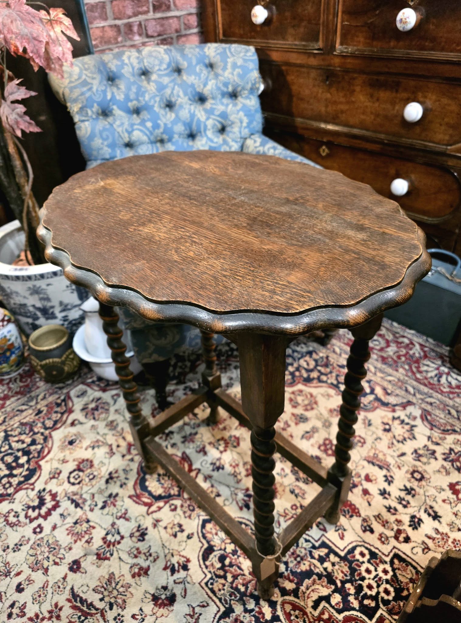 Antique English beautiful wooden Oak Barley Twist Scalloped Edge Accent Table