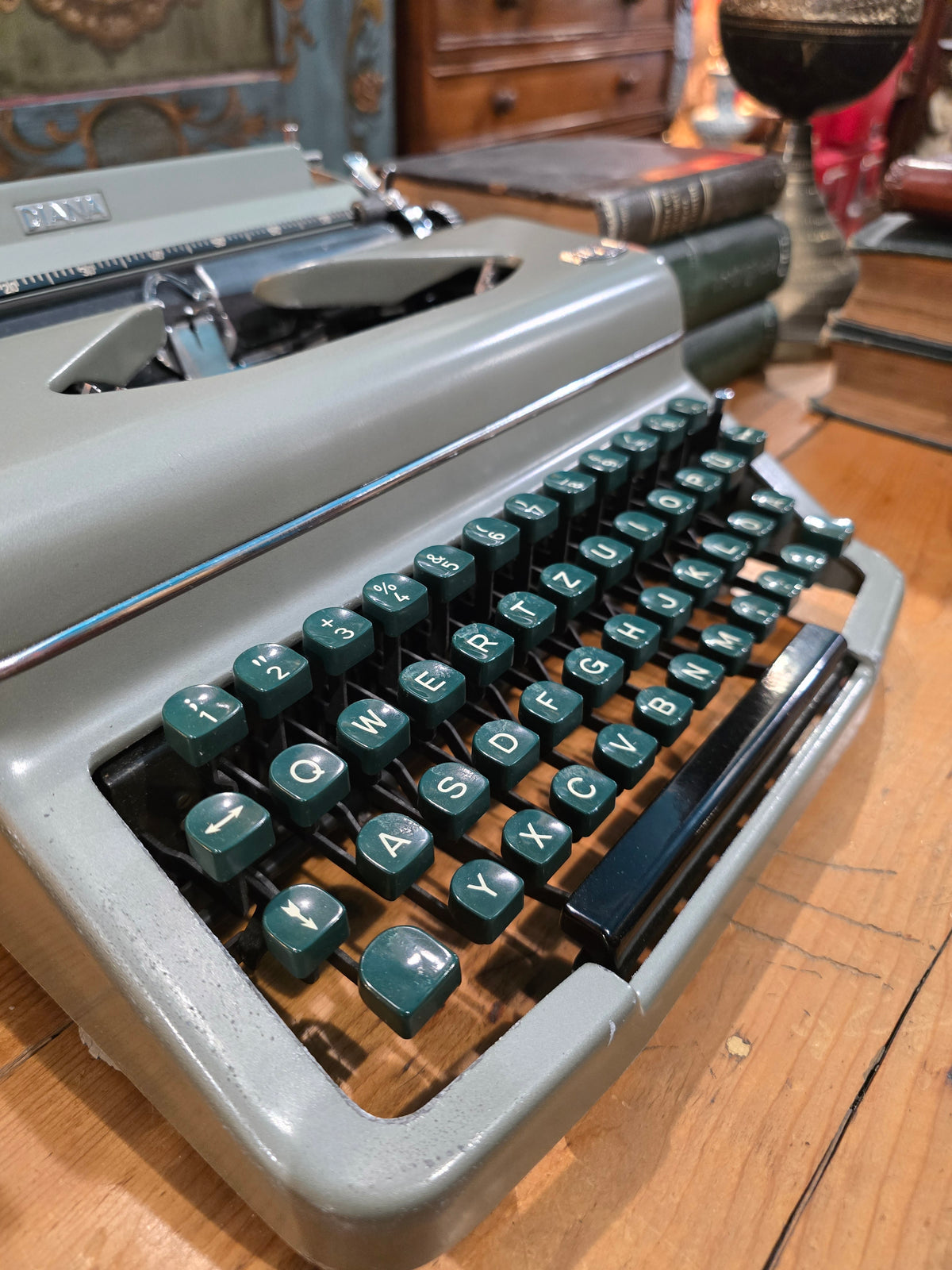 Vintage 1950s Royal Diana portable manual typewriter