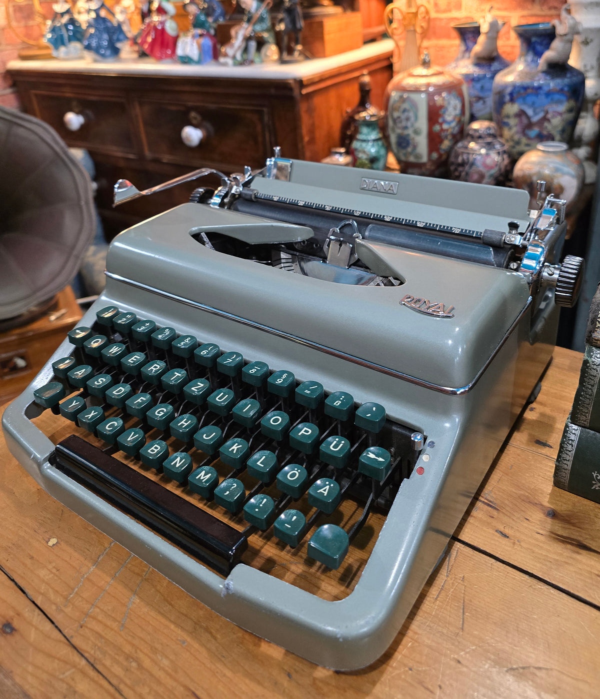 Vintage 1950s Royal Diana portable manual typewriter