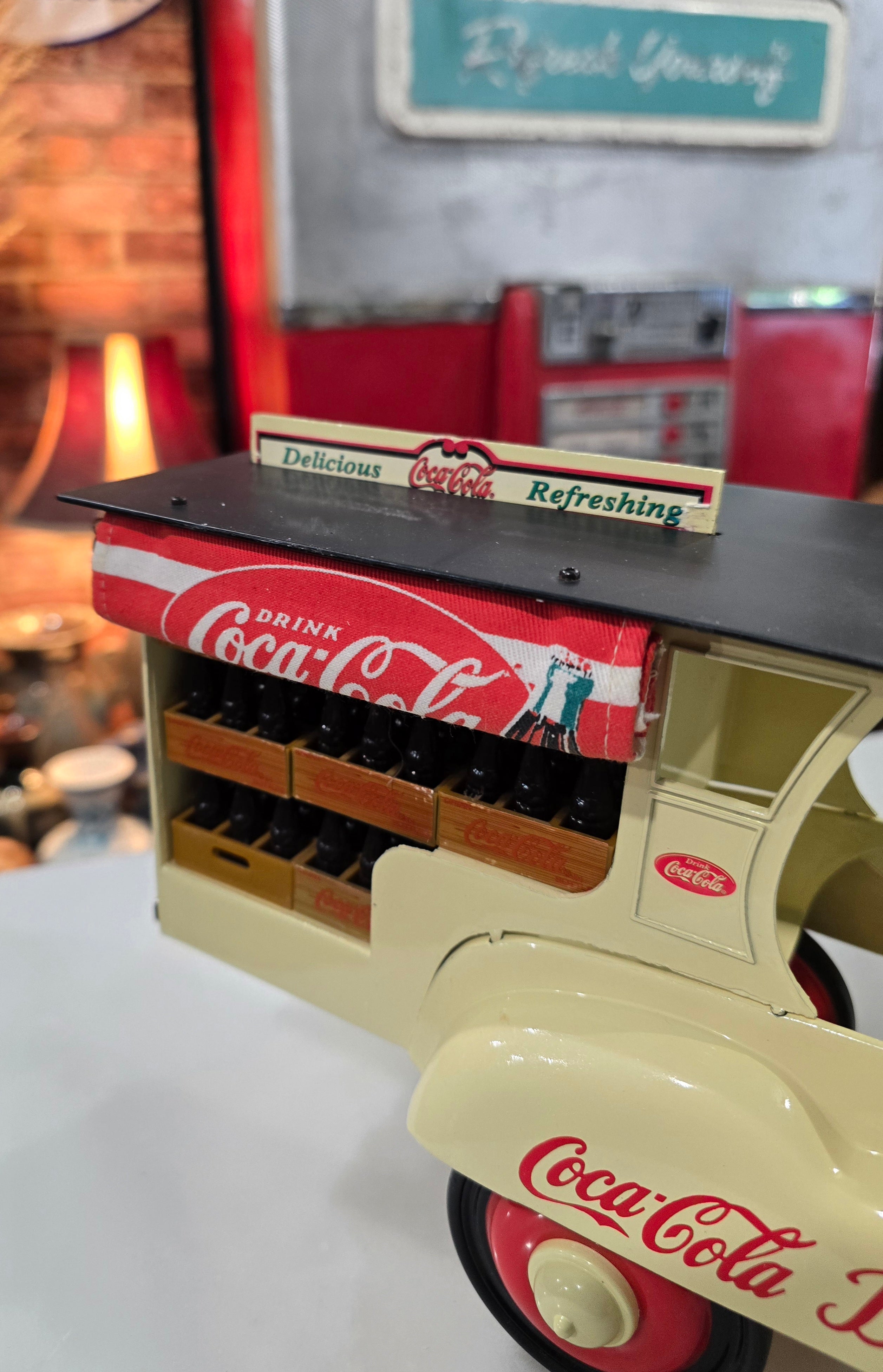 Coca-Cola 1997 Deluxe Delivery Truck 1:3
