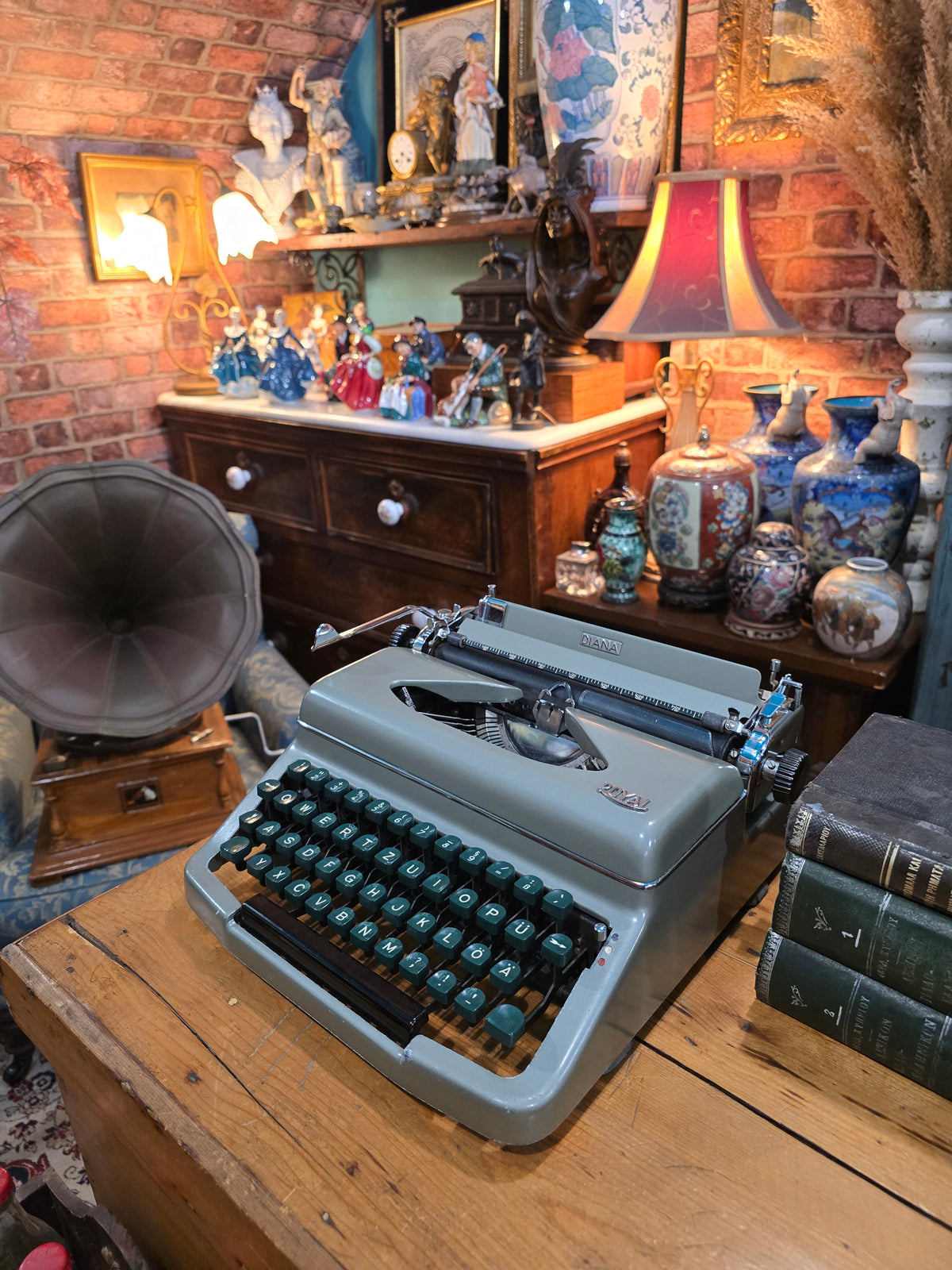 Vintage 1950s Royal Diana portable manual typewriter